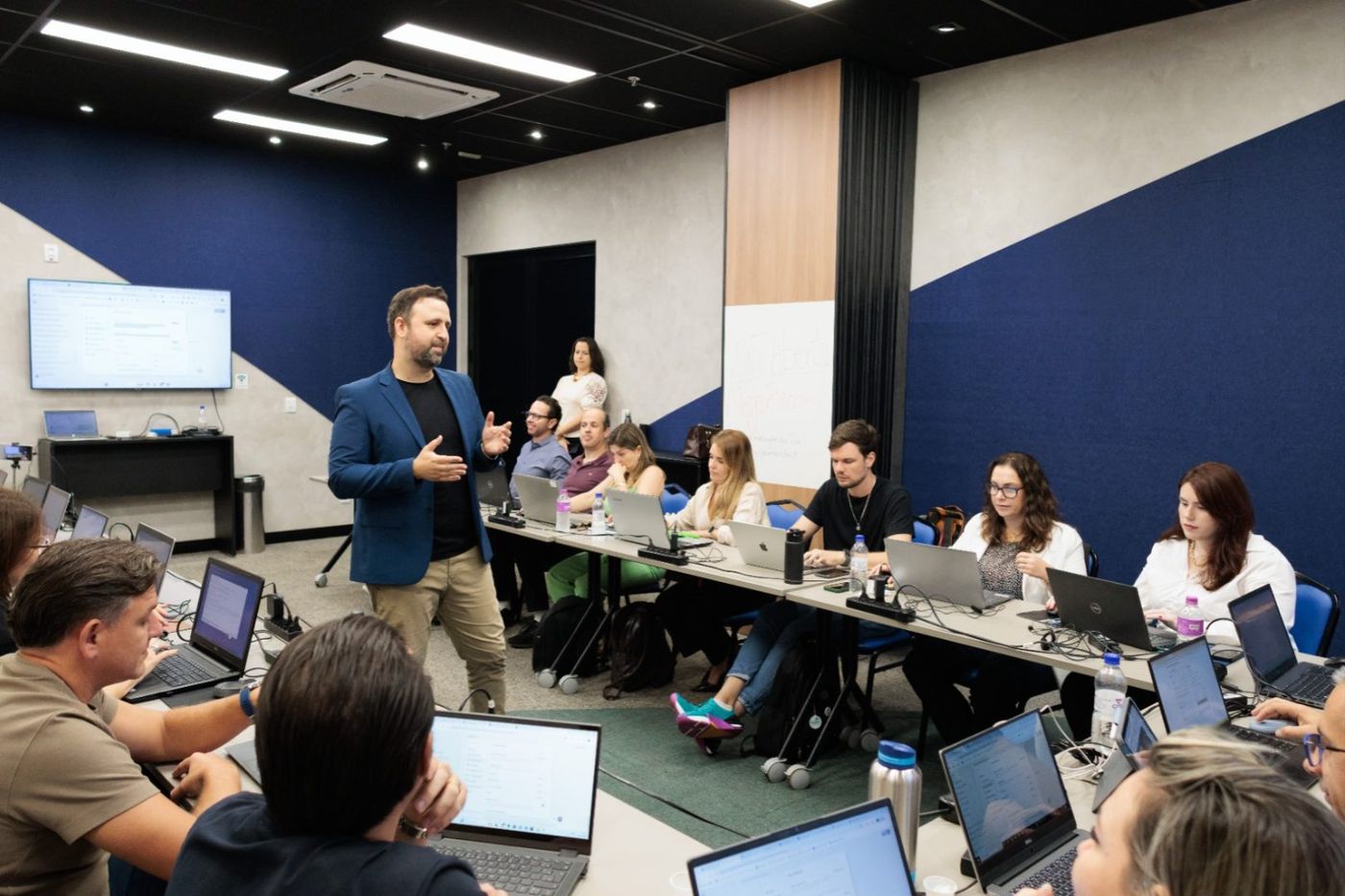 Turma de treinamento corporativo da MB IA e Negócios em sala de aula