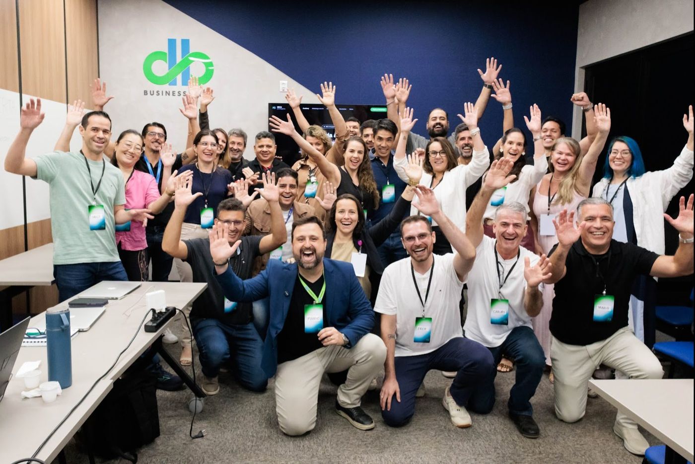 Participantes celebrando ao final de um workshop de IA na prática