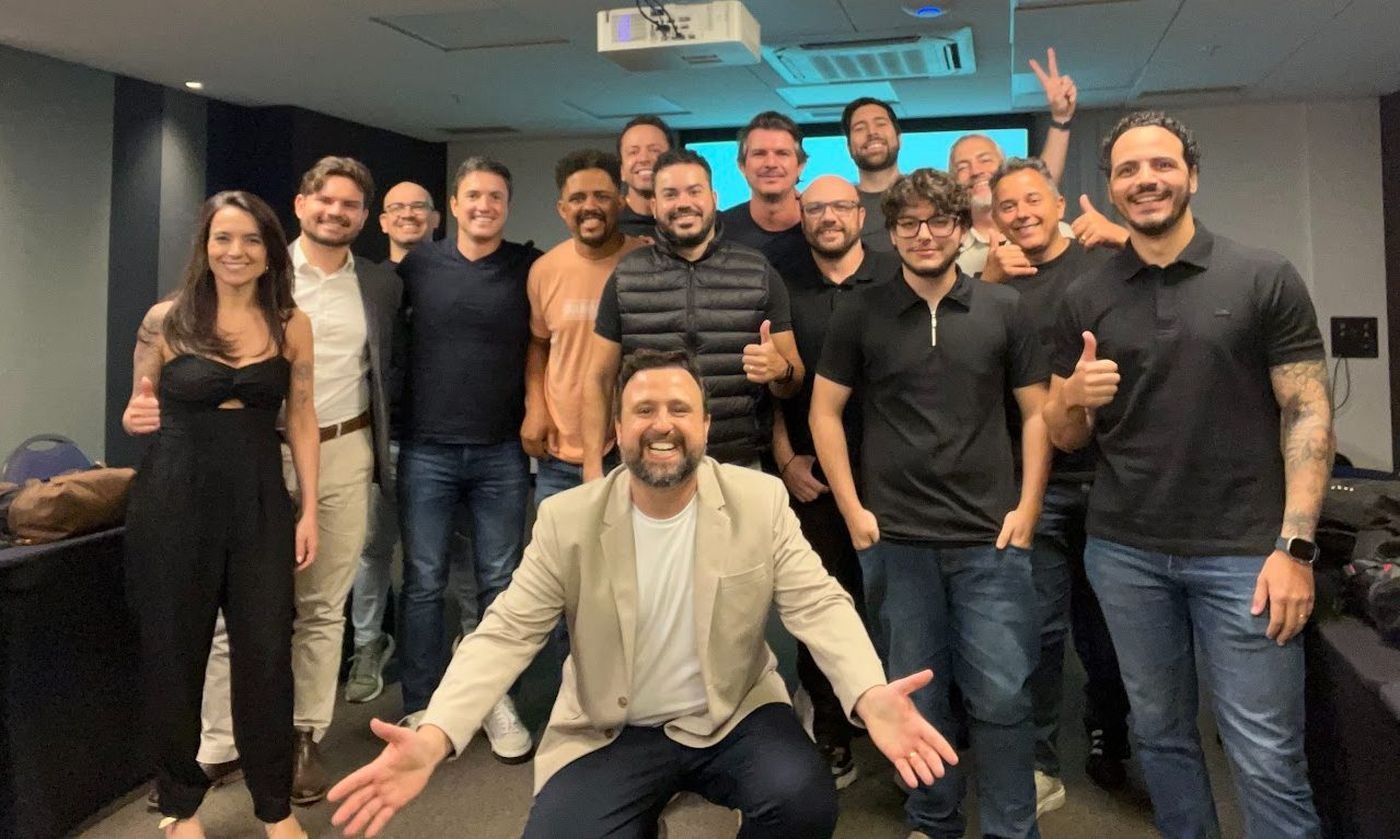Turma de vendedores após treinamento de IA aplicada a vendas